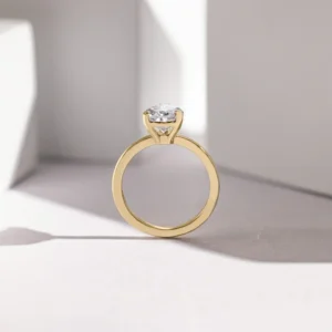 Anel delicado dourado com ponto de luz